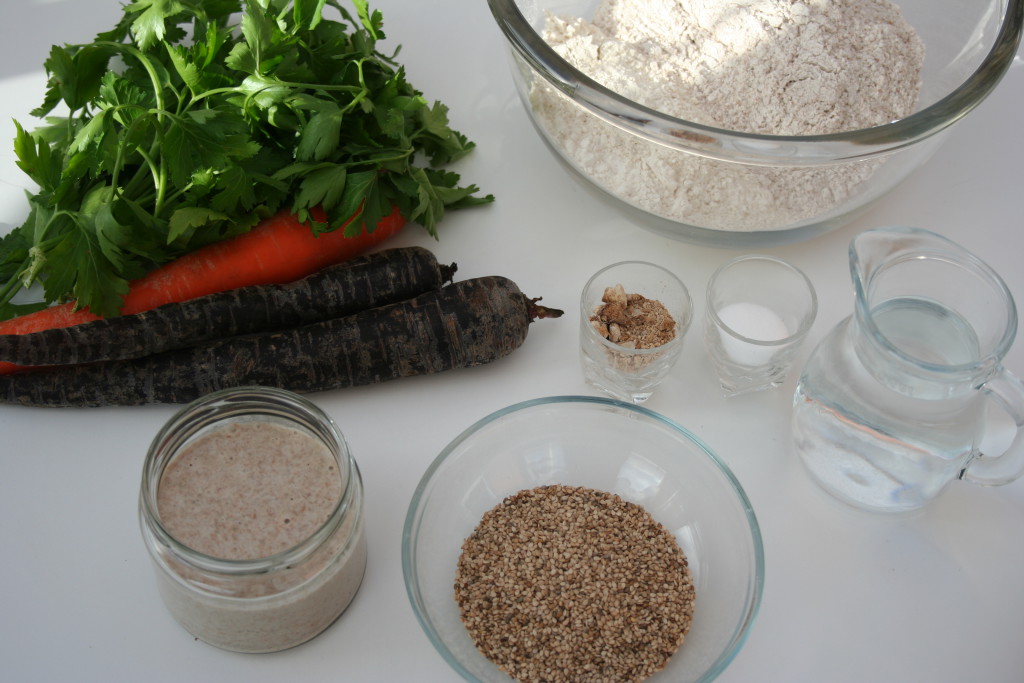 Ein Sesamdinkelbrot mit Sauerteig, Petersilie und Karotten