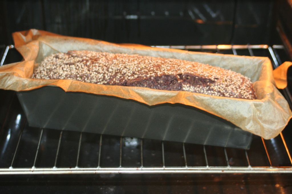 Ein Sesamdinkelbrot mit Sauerteig, Petersilie und Karotten